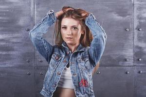 mode, kleding, mensen concept. aantrekkelijke sexy jonge vrouw met jeans jasje. meisje poseert in de studio foto