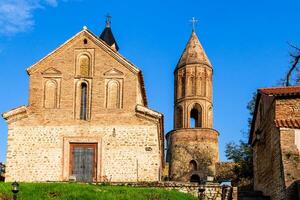 voorkant visie van kerk van st George in bewegwijzering stad- foto