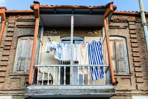Open balkon met drogen kleren in sighnaghi stad- foto