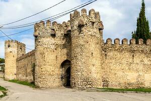 versterkt muren ninotsminda kathedraal in Georgië foto