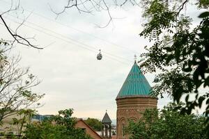 kabel auto bovenstaand koepel van Armeens kerk in tbilisi foto