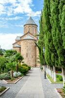 kerk van metekhi in tbilisi Aan zonnig herfst dag foto