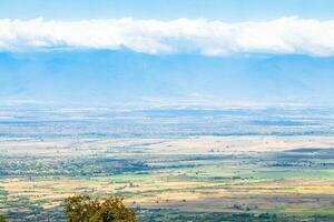 panorama van alazan vallei van bodbe in kakheti foto