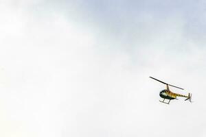 toerist helikopter vliegt over- de caraïben zee in Mexico. foto