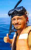 Mens persoon duurt selfie met reusachtig walvis haai Cancun Mexico. foto