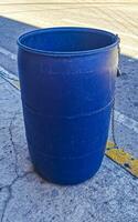blauwe prullenbak vuilnisbakken vuile straat playa del carmen mexico. foto