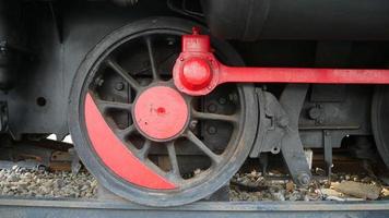 close-up van opnieuw geverfd oud locomotiefwiel