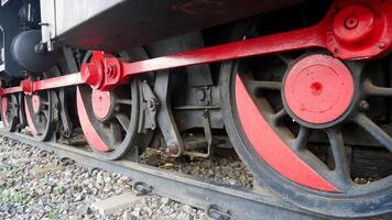 close-up van opnieuw geverfd oud locomotiefwiel foto