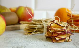 heerlijk appel chips. drogen fruit Bij huis. dieet voeding. foto