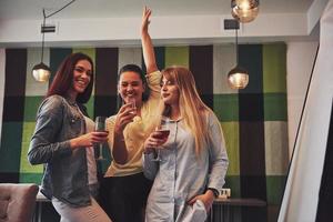 foto presenteren gelukkige groep vrienden met rode wijn