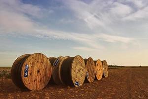 grote rollen zwarte kabels op blauwe hemelachtergrond foto