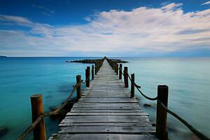 ai gegenereerd kust ontsnappen houten pier strekt zich uit in de rustig zeegezicht foto