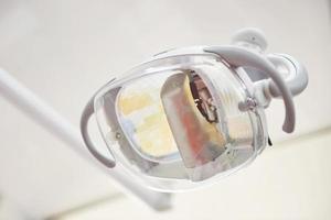 tandheelkundige licht in tandartspraktijk. tandheelkundige kliniek apparatuur foto