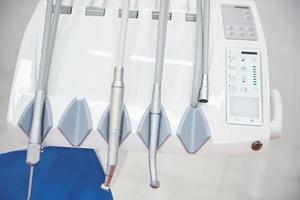 tools en boren in de tandartspraktijk. het concept van gezondheid en schoonheid foto