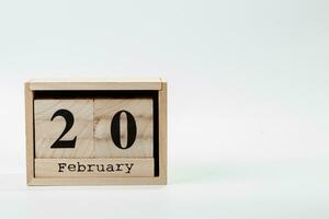 houten kalender februari 20 Aan een wit achtergrond foto