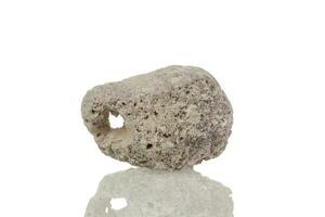 macro mineraal steen puimsteen Aan een wit achtergrond foto