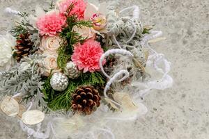 Kerstmis samenstelling van bloemen en Kerstmis decoraties foto