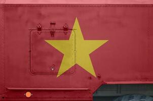 Vietnam vlag afgebeeld Aan kant een deel van leger gepantserd vrachtauto detailopname. leger krachten conceptuele achtergrond foto