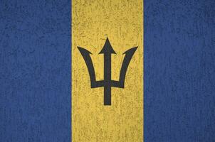 Barbados vlag afgebeeld in helder verf kleuren Aan oud Verlichting bepleistering muur. getextureerde banier Aan ruw achtergrond foto