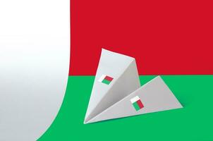 Madagascar vlag afgebeeld Aan papier origami vliegtuig. handgemaakt kunsten concept foto