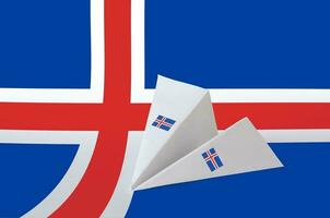 IJsland vlag afgebeeld Aan papier origami vliegtuig. handgemaakt kunsten concept foto