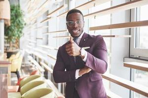 gelukkige glimlach van een succesvolle Afro-Amerikaanse zakenman in een pak foto