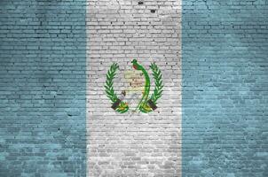 Guatemala vlag afgebeeld in verf kleuren Aan oud steen muur. getextureerde banier Aan groot steen muur metselwerk achtergrond foto