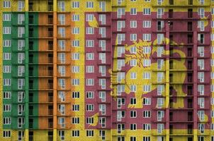 sri lanka vlag afgebeeld in verf kleuren Aan meerdere verdiepingen woonachtig gebouw onder bouw. getextureerde banier Aan steen muur achtergrond foto