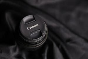 Charkov, Oekraïne - januari 21, 2021 canon ef 85 mm 1.8 lens Aan kleding stof achtergrond. gedetailleerd foto van canon merk Product