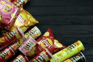 Charkov, Oekraïne - januari 3, 2021 divers gearomatiseerd van lag's en pringles aardappel chips in klassiek pakketjes ontwerp. wereldwijd beroemd merken van aardappel chips foto