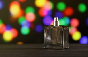 Dames geur parfum fles Aan donker feestelijk achtergrond dichtbij omhoog. naamloos blanco sproeier fles van parfum foto