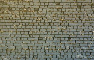 de structuur van de muur van wit steen, versterkt met zorgeloos en slordig lagen van Mortier foto