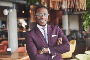 gelukkige glimlach van een succesvolle Afro-Amerikaanse zakenman in een pak. foto