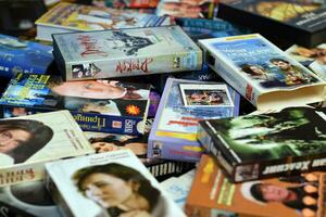 kiev, Oekraïne - 4 kunnen, 2023 kleurrijk plastic gevallen met vhs videobanden met oud Russisch of buitenlands films foto