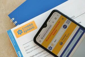 kiev, Oekraïne - 4 kunnen, 2023 synevo medisch analyse resultaten en smartphone met synevo officieel website Aan scherm foto