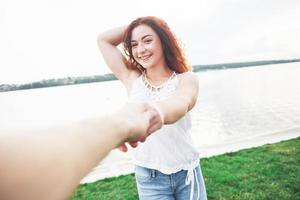 aantrekkelijke speelse vrouw buitenshuis foto