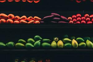 ai gegenereerd supermarkt vitrine met houten dozen van groenten. neurale netwerk ai gegenereerd foto