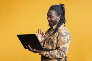 Afrikaanse Amerikaans Mens lezing mooi zo nieuws Aan laptop computer, browsen webpagina's Aan internetten. jong volwassen werken atr online projecteren, zoeken bedrijf informatie Aan digitaal apparaat foto