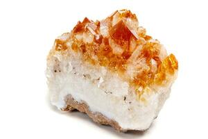 macro mineraal steen citrien in rots in Kristallen Aan een wit achtergrond foto