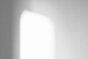 wit muur achtergrond,beton structuur met schaduw diagonaal, leeg grijs cement kamer met zonlicht reflecteren Aan wit gips verf, licht effect voor monochroom foto, model, Product ontwerp presentatie foto
