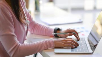 bijgesneden opname van jonge vrouwen die laptop gebruiken in een modern persoonlijk kantoor. foto