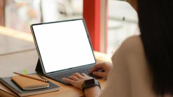 jonge zakenvrouwen gebruiken een laptop met een leeg scherm met kantoorapparatuur in een modern kantoor.