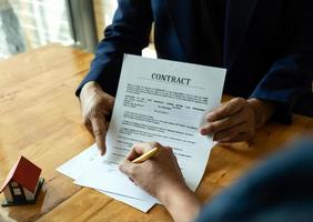 bedrijfsconcepten, zakenlieden wijzen op documenten die klanten kunnen ondertekenen.