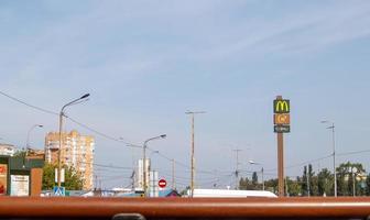 oekraïne, kiev, 13 sep 2021 - mcdonald's logo tegen de lucht foto