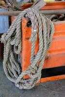 een groot touw zittend Aan top van een oranje krat foto