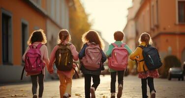 ai gegenereerd vijf kinderen met school- rugzakken wandelen naar beneden een straat met veel Tassen foto