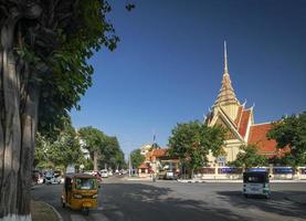 phnom penh, cambodja, 2021 - gerechtsgebouw en uitzicht op straat foto