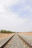 spoorweg sporen in de woestijn foto