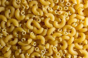 ongekookt chifferi rigati pasta. een culinaire canvas van chifferi rigati, creëren een levendig en getextureerde achtergrond voor fijnproever Koken. droog pasta. rauw macaroni - top visie, vlak leggen foto