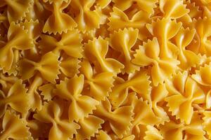 ongekookt farfalle pasta. een culinaire canvas van vlinderdas macaroni, creëren een levendig en getextureerde achtergrond voor fijnproever Koken. droog pasta. rauw macaroni - top visie, vlak leggen foto